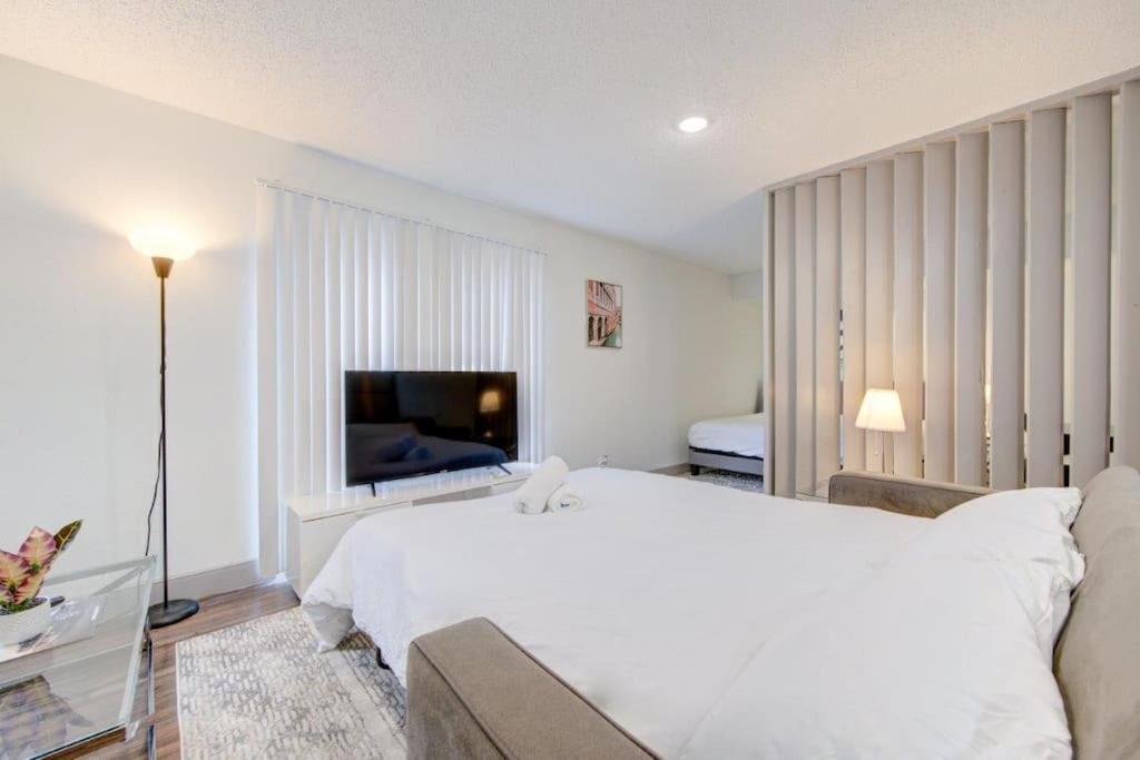 Lux Suite /King Bed /Free Parking/Pool/First Floor Хьюстон Экстерьер фото