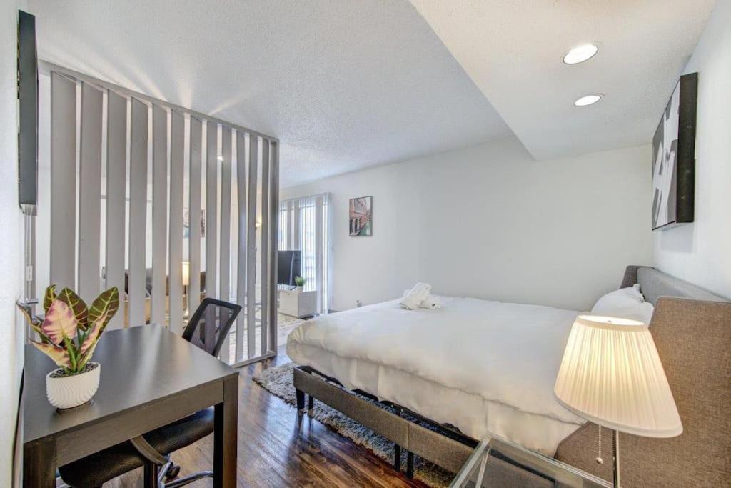 Lux Suite /King Bed /Free Parking/Pool/First Floor Хьюстон Экстерьер фото